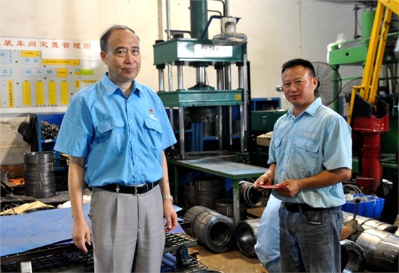 皖南电机党委管书记在压铸车间慰问 皖南电机党委管书记在压铸车间慰问